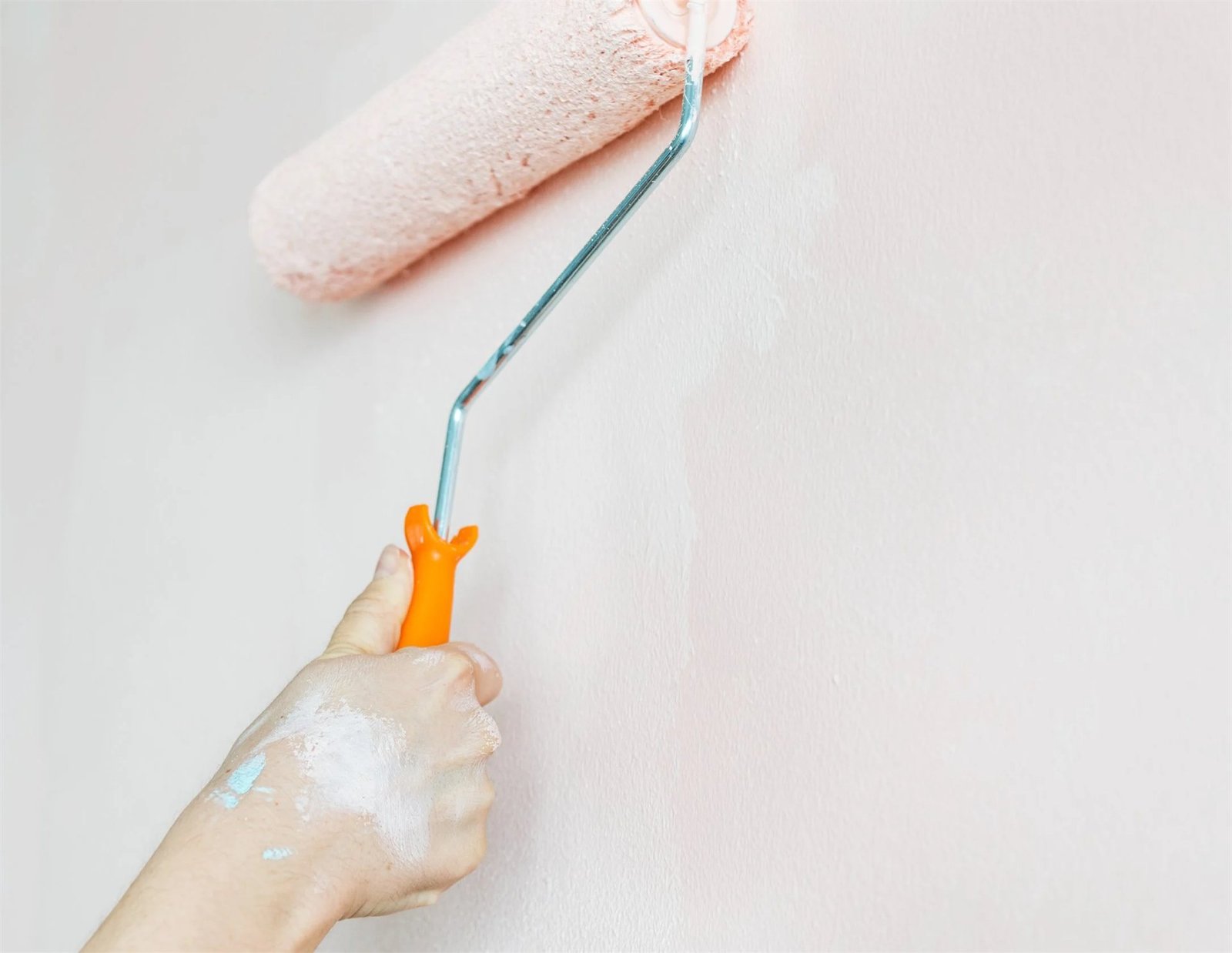 Proses mengecat dinding dengan roller