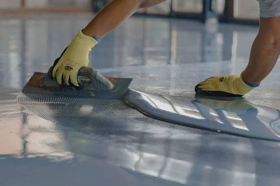 Aplikasi cat epoxy coating pada lantai industri